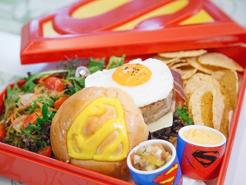 Batman Burger oleh DC Comics Super Heroes Cafe di Marina Bay Sands